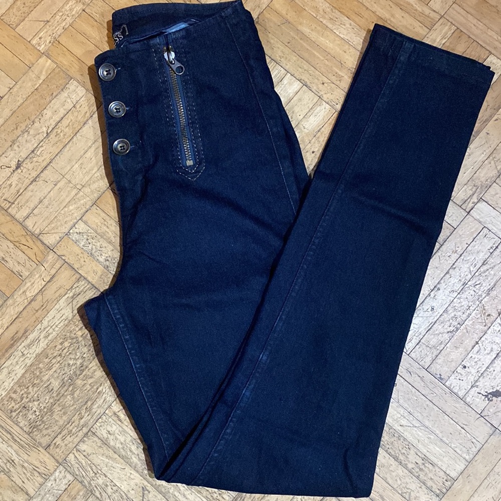 High rise Guess jeans in a size 25.